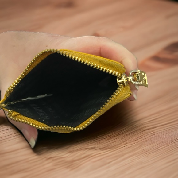 Steve Madden card wallet with zippered closure - Picture 3 of 3